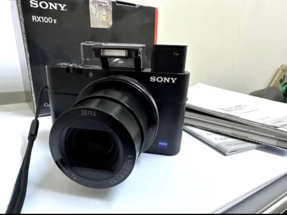 Sony RX100 VA lensa ZEISS bukan RX100 V