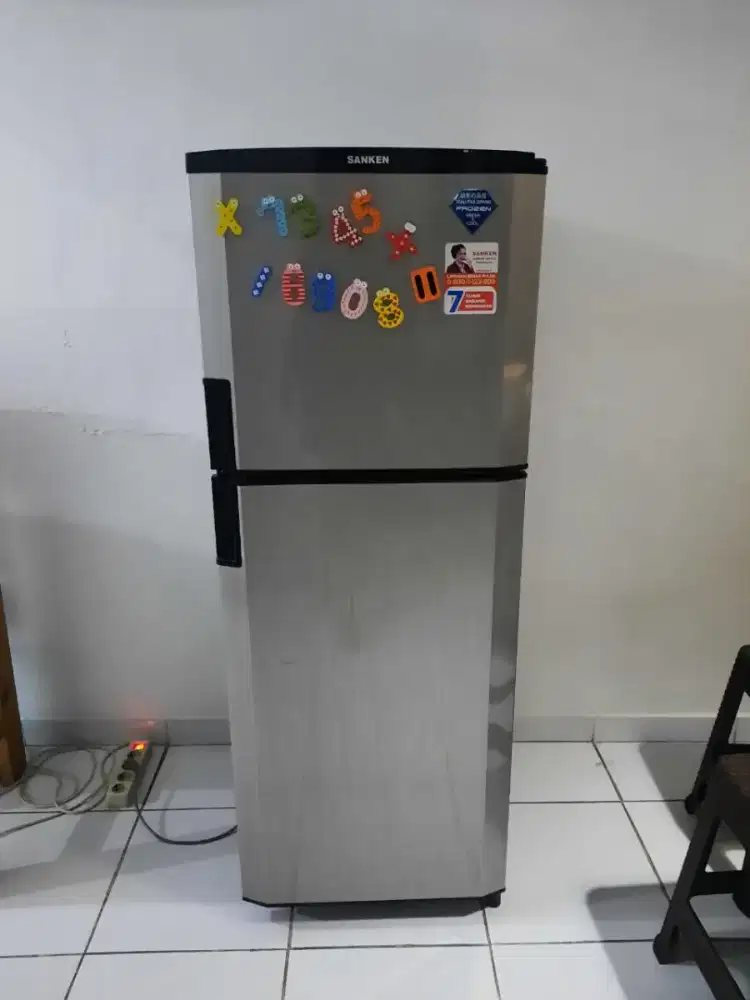 Kulkas SANKEN dua pintu