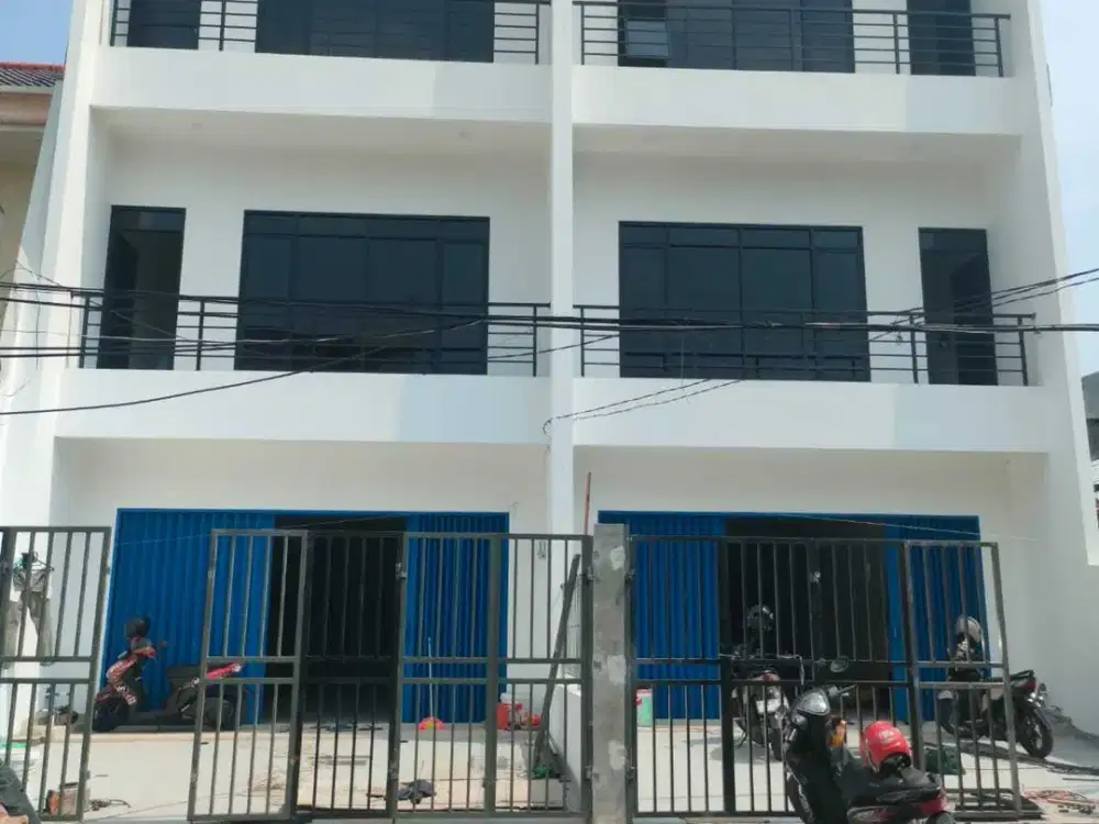 Ruko Gandeng, Kondisi Masih Baru Di Dwiwarna Jalan Depan Lebar