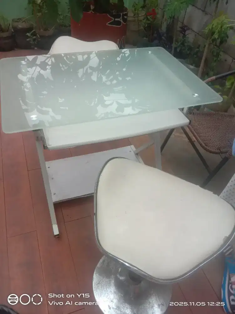 Jual murah meja kaca warna putih dan 2unit kursi bard