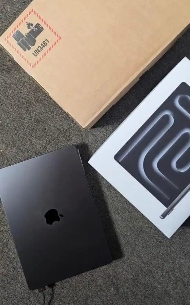 Macbook Pro M4 16/512GB Inter Space Black (pemakaian 1 bln)
