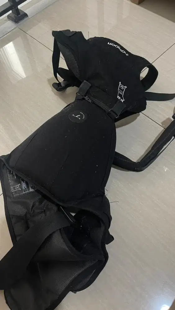 Gendongan bayi hipseat kokoh merek MOOIMOM X Nero Blanco lightweight