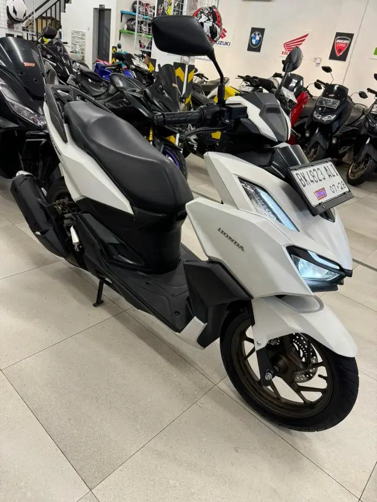 Honda Vario 160 Tipe ABS Tertinggi Tahun 2023 warna Putih Doff CC New