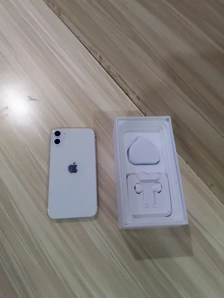 Iphone 11 128gb sudah lengkap acc