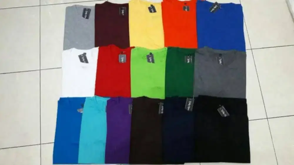 Kaos Polos Pria dan wanita untuk pemakaian sehari hari.