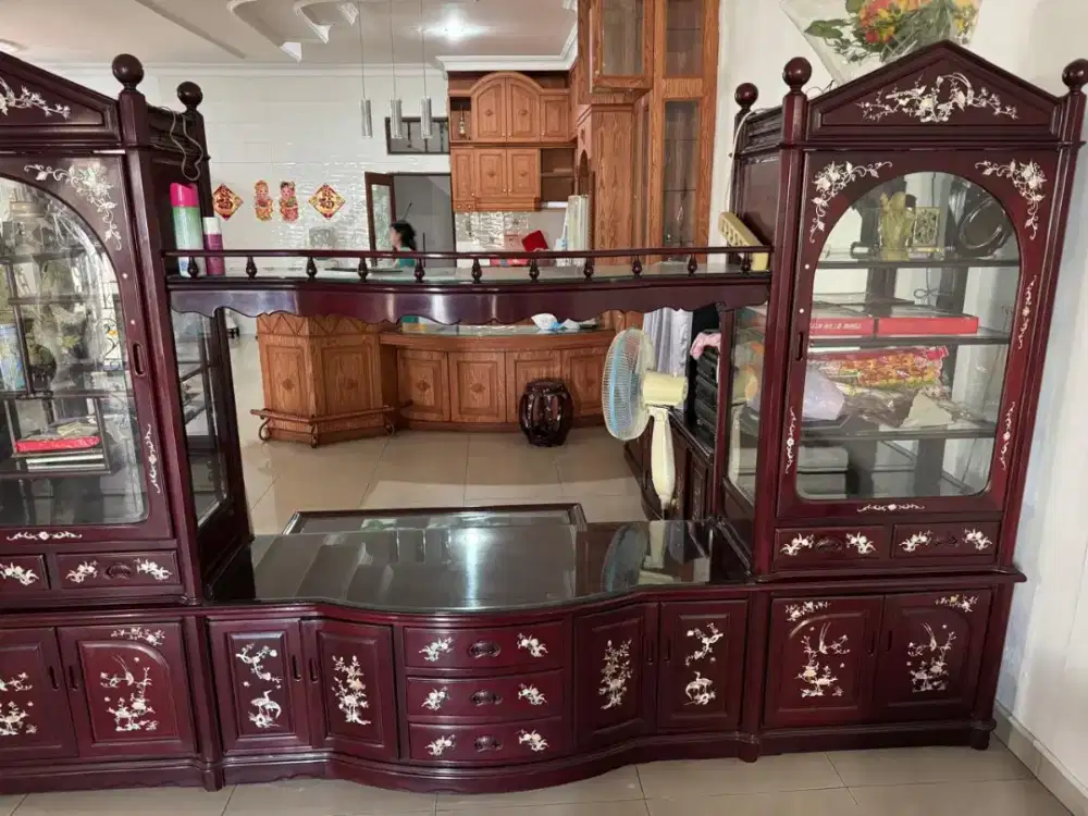 Lemari Pembatas China