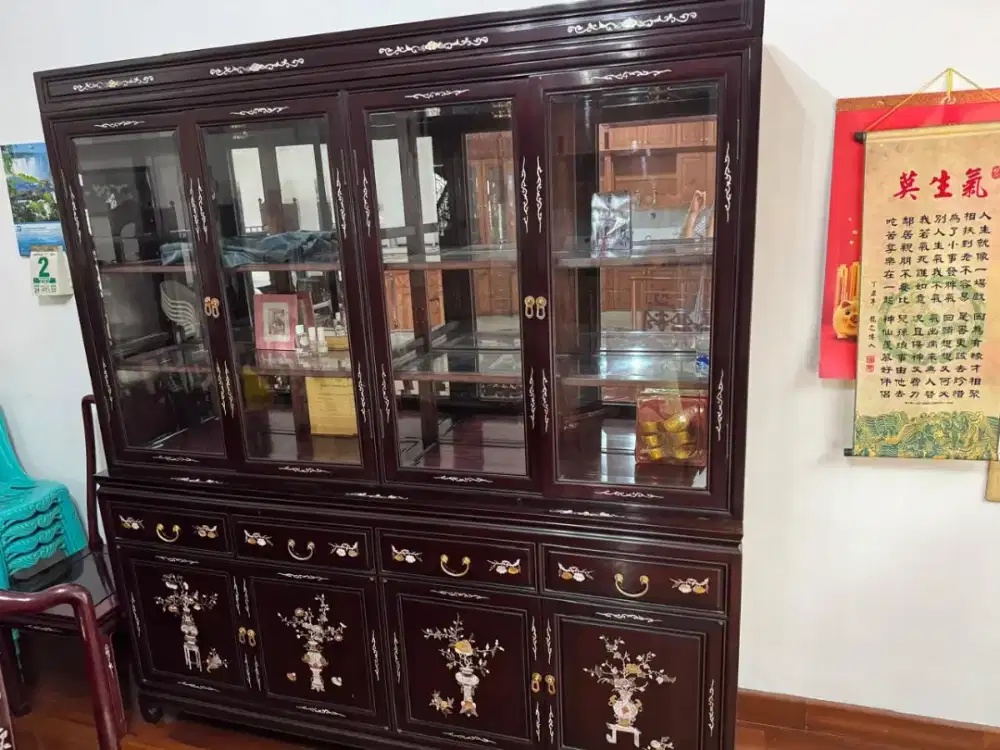 Lemari Pembatas China