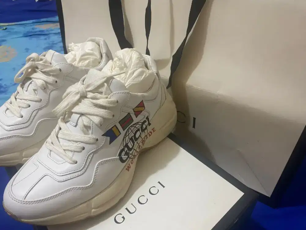 Numpang jual sepatu ori bekas seperti baru