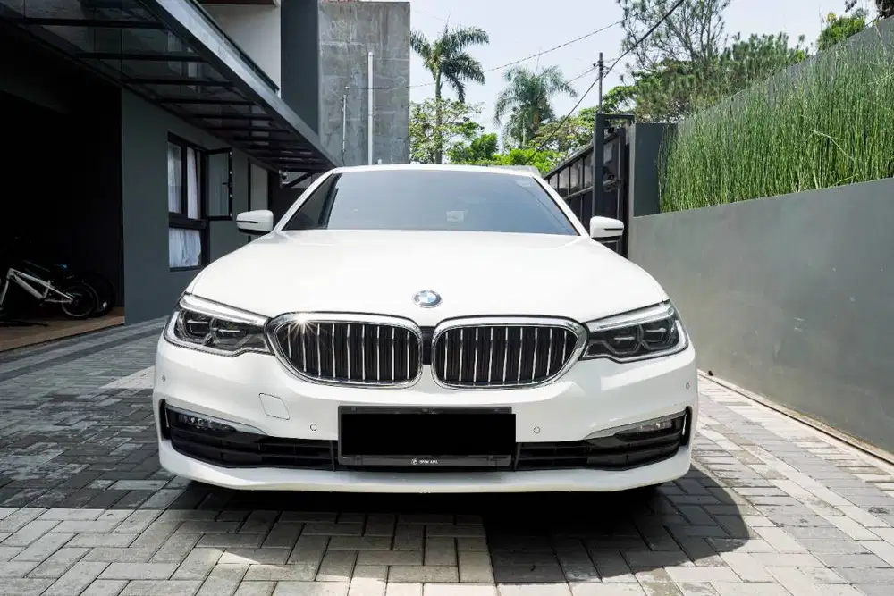 BMW Seri 5 520i 2021 Warna Putih Interior Hitam Kondisi Terawat