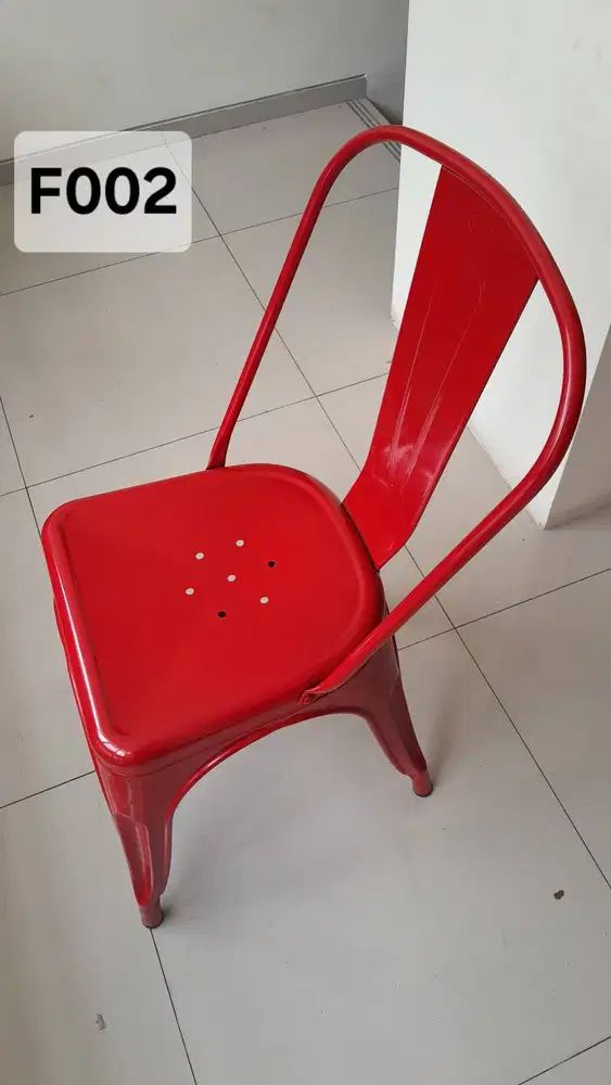 Kursi metal merah Informa