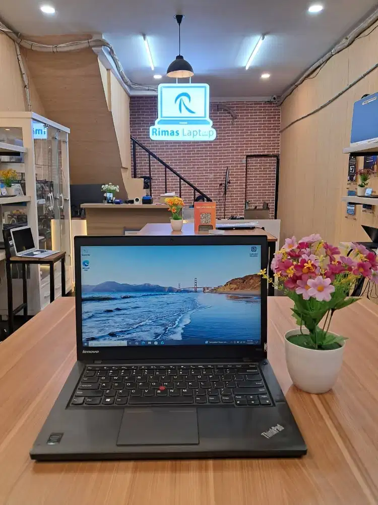 LAPTOP LENOVO THINKPAD I7 RAM 4/128 INTEL UHD GRAPHIC 620 BEKAS SECOND