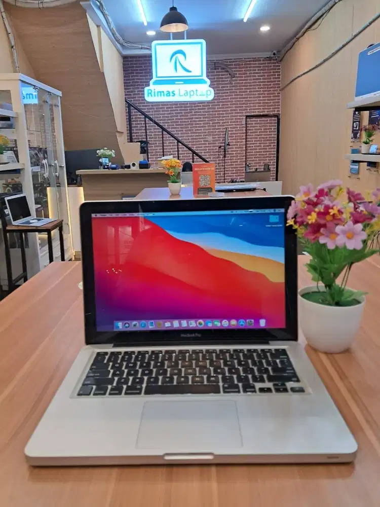 LAPTOP MACBOOK PRO I7 RAM 16/256 INTEL HD GRAPHIC 3000 BEKAS SECOND