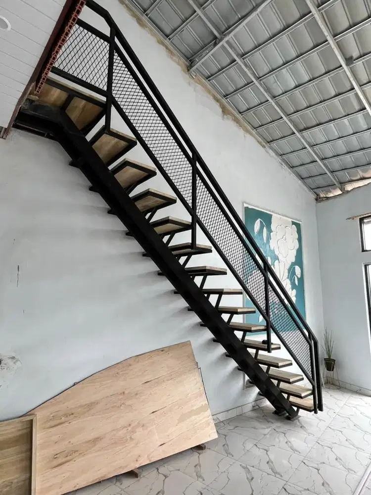 Tangga besi rebah simpel