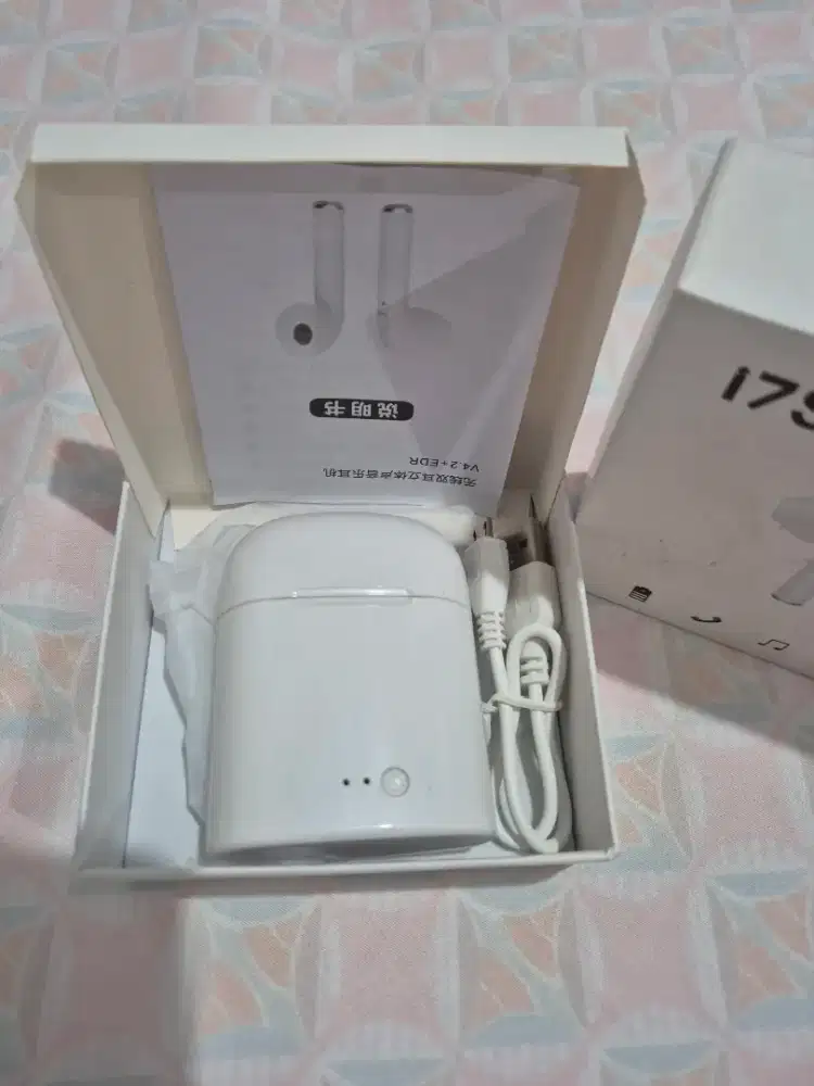 Headset TWS  warna putih