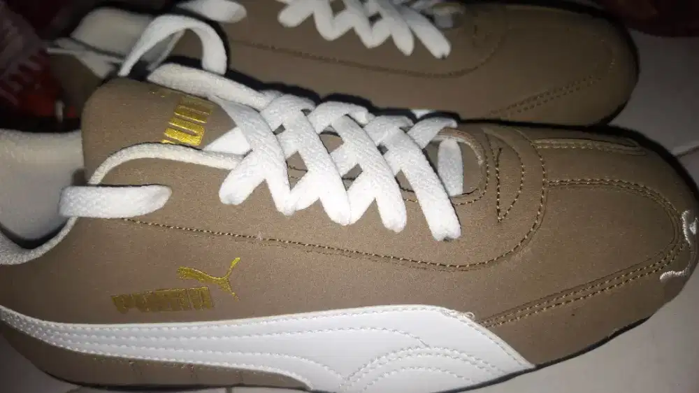 Sepatu PUMA Casual Sporty Pria/Wanita – Warna Coklat Putih Gold