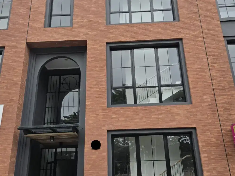 Weston Lane 3 lantai ada lift siap pakai hadap jalan raya