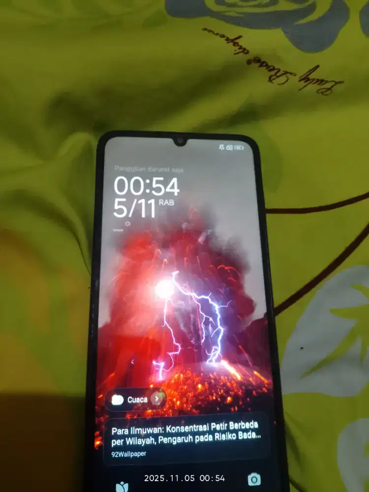 Hp Poco c65. Kelengkapan hanya hp saja. Minus pemakaian aja.