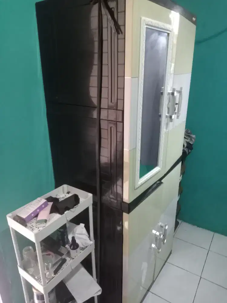 Lemari plastik kaca 4 pintu