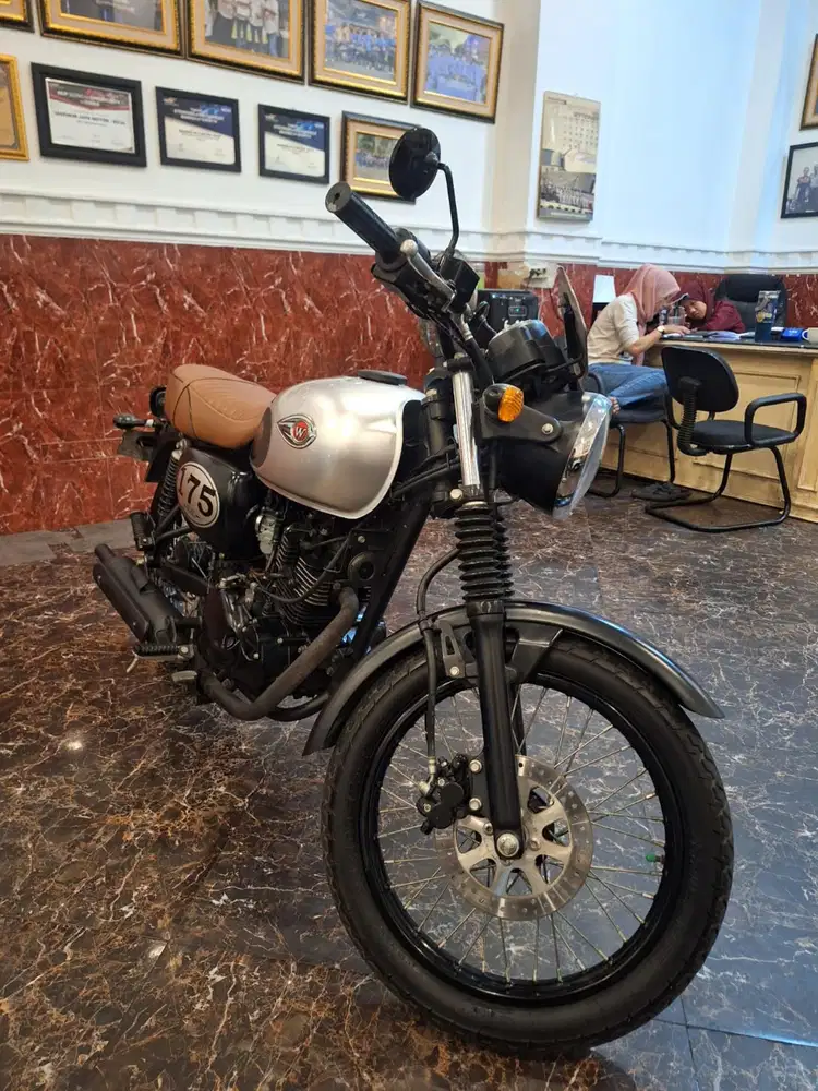 ( hub ima ) dp 4 jt kawasaki W 175 Cafe 2018 motor jarang pake km low