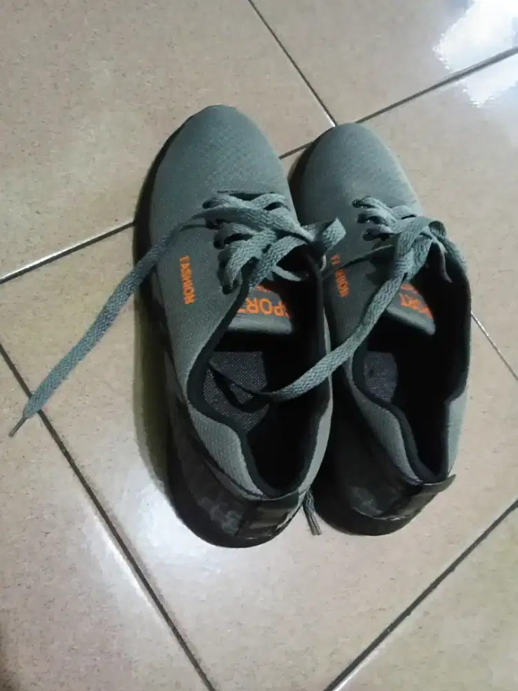 Sepatu olah raga pria