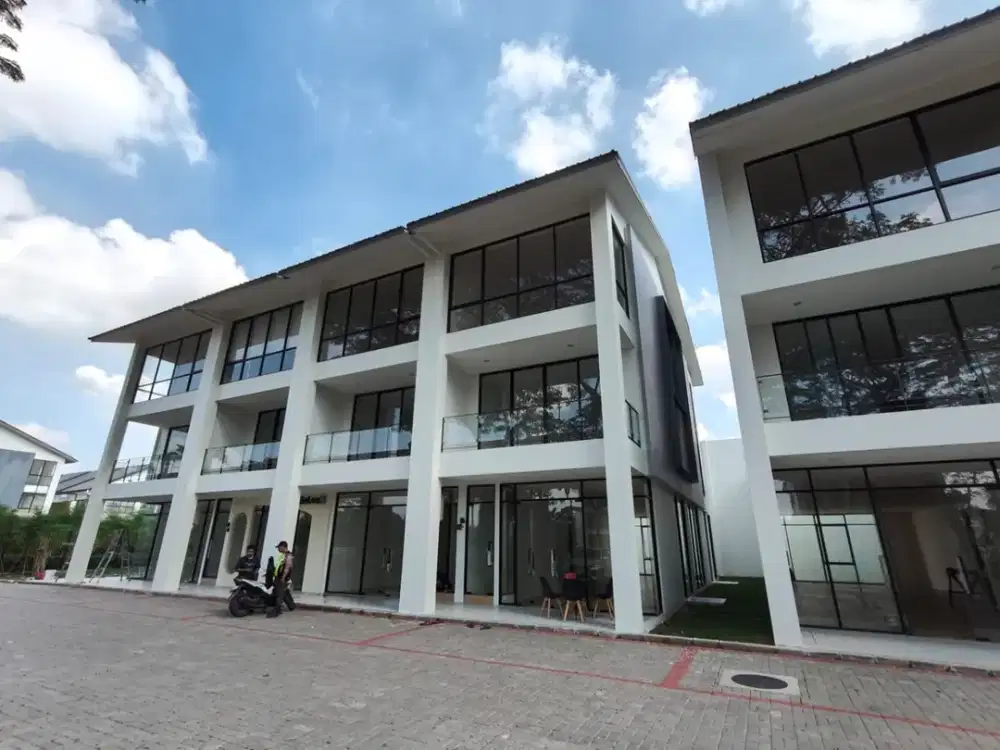 Ruko 3 lantai hadap jalan raya siap pakai parkir luas