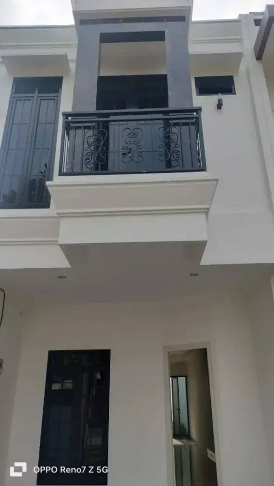 Rumah baru 2 lantai 3 Kamar tidur ,SHM dekat Stasiun KA Jatinegara
