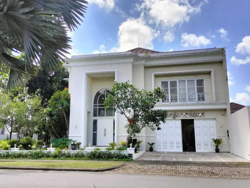 A208 RUMAH USAHA Mewah jl Argopuro JEMBER BEKAS KLINIK KECANTIKAN