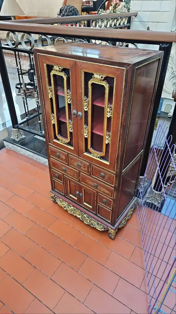 Lemari Antik Ukiran Kayu Jati Klasik Dua Pintu Kaca – Kondisi Bagus