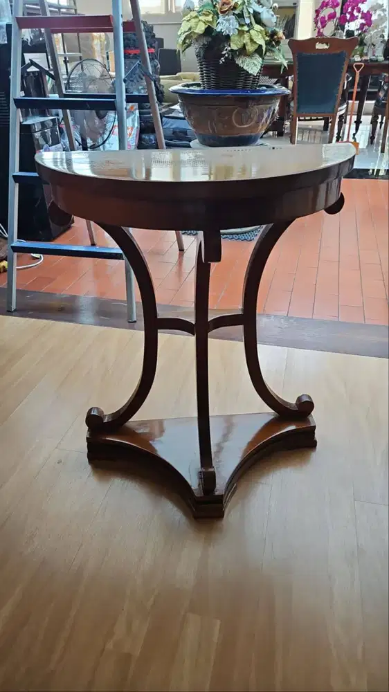 Meja Konsol Setengah Bulat Klasik Kayu Solid – Desain Elegan & Berkual