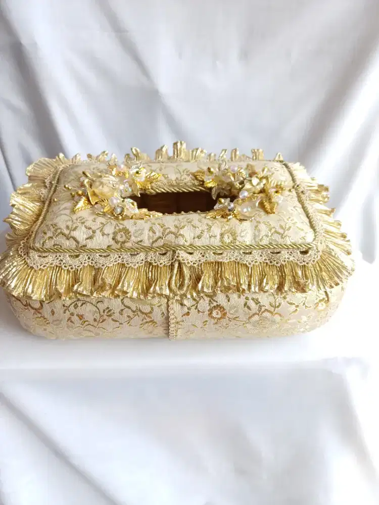 Tempat tissue warna ke-emasan