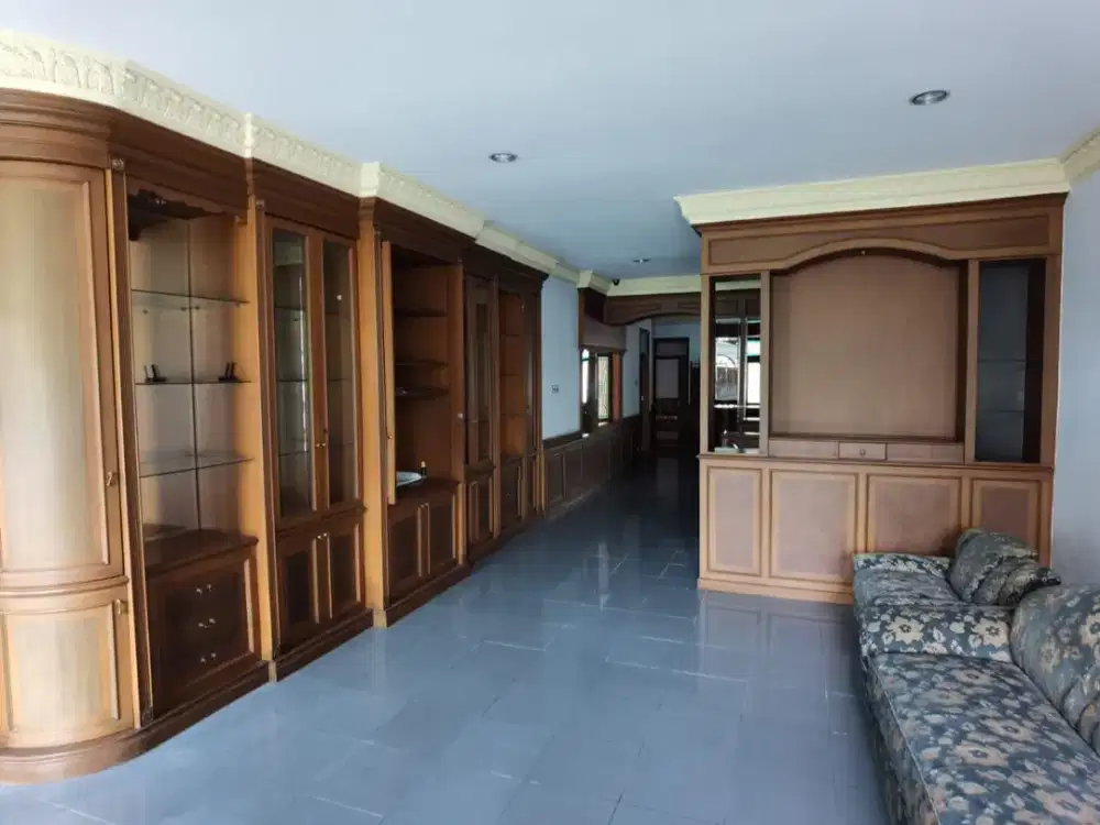 Dijual Rumah di Taman Aries LT.200m2 Sudah Renovasi SHM Harga Nego