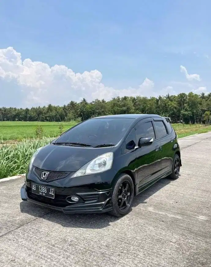 HONDA JAZZ GE8 1.5 RS M/T TAHUN 2010 HITAM MUTIARA