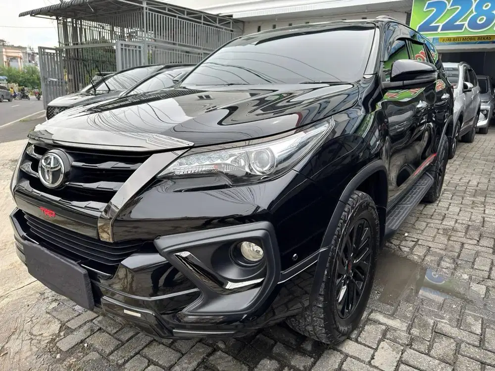 Fortuner 2.4 VRZ TRD 2020 Hitam