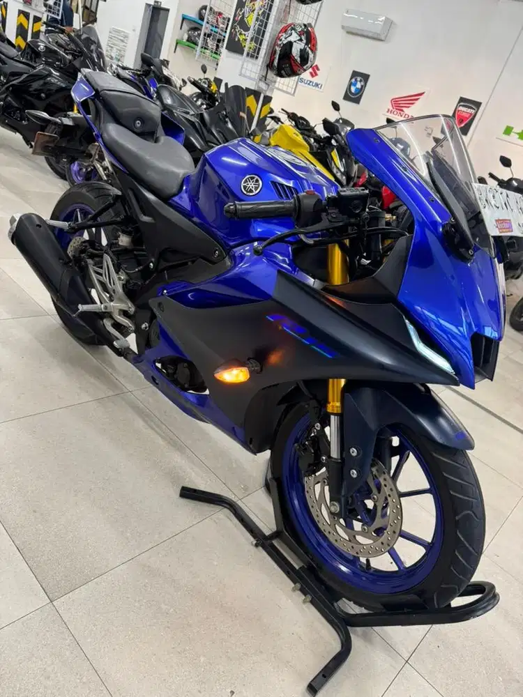 Yamaha YZF R15 V4 tahun 2022 warna Biru 155 CC Motorsport Moge Blue