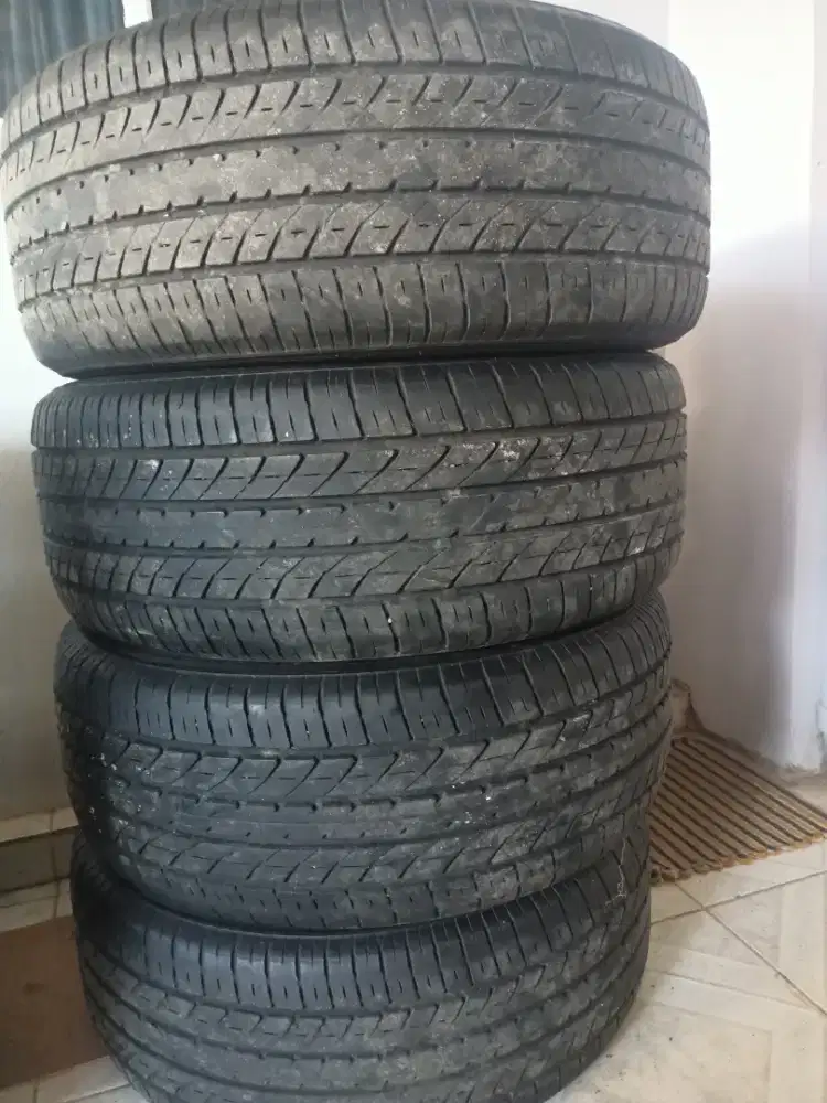 Ban mobil R18 merk toyo