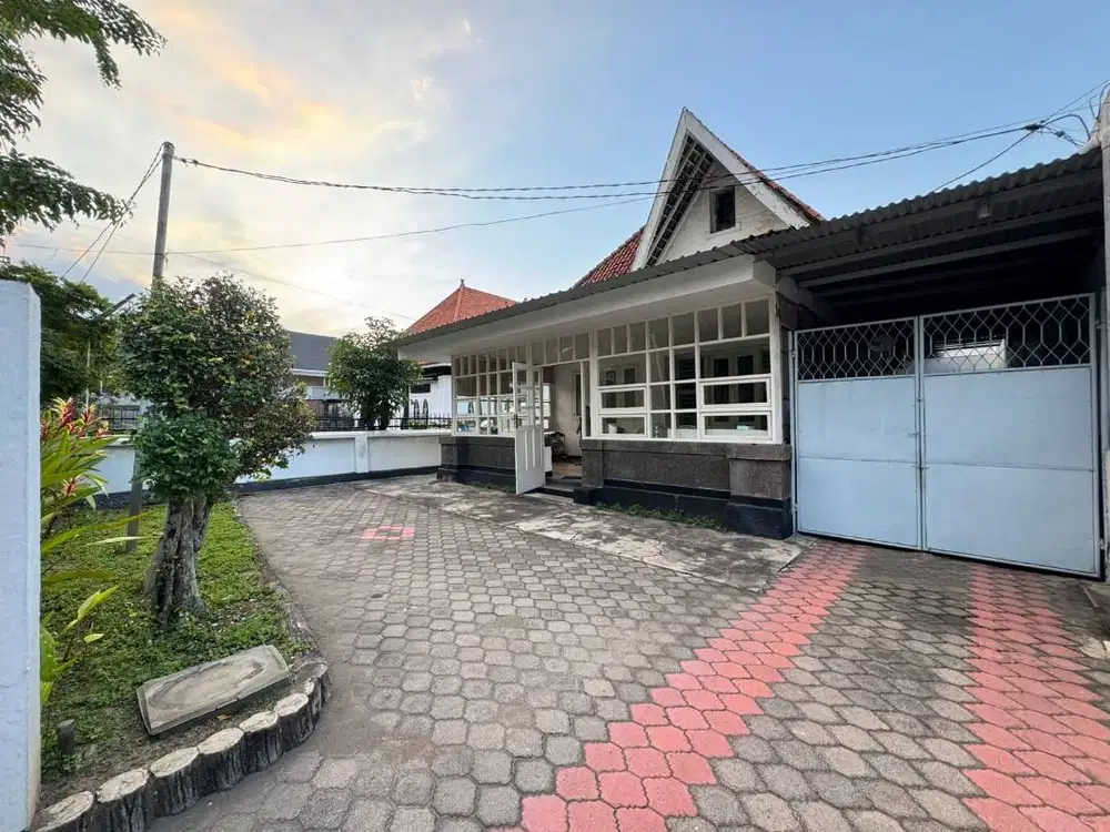 Disewakan / Dijual Rumah Tua Komersial Area Surabaya Pusat Jl Bengawan
