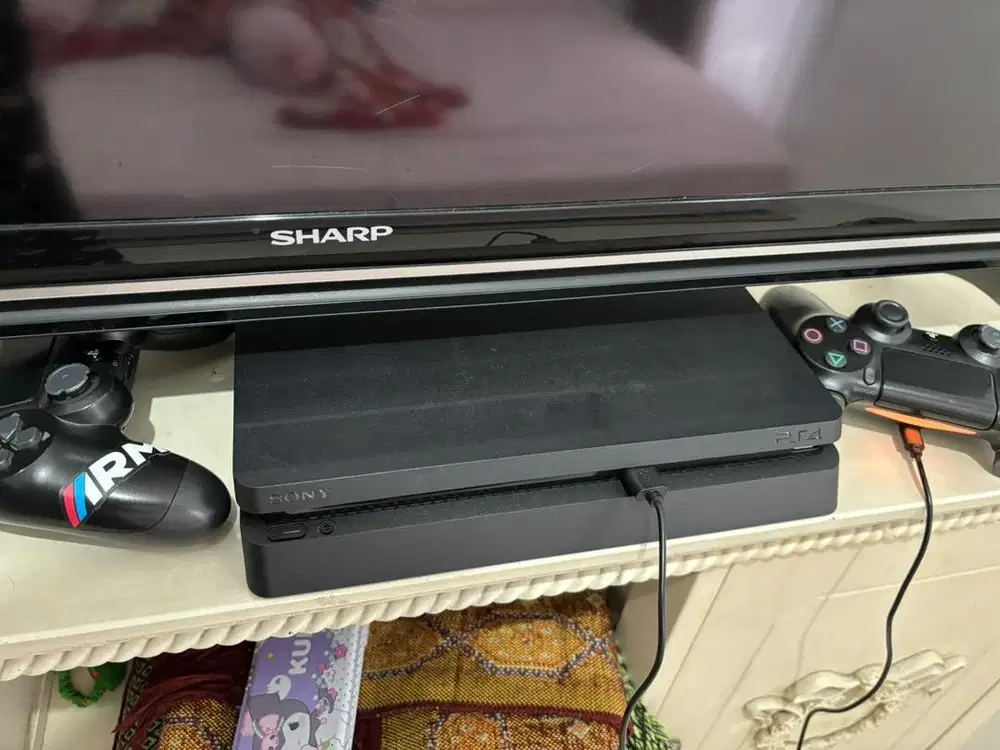 PS 4 Slim 1 TB plus 2 stick