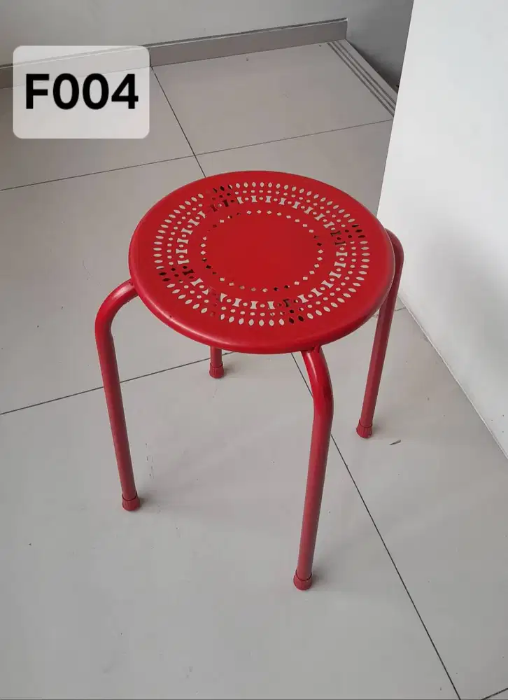 Stool merah besi