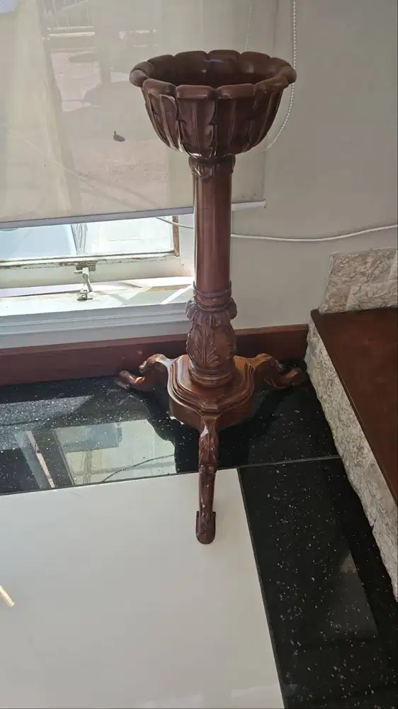 Pilar / Tatakan Vas Antik Kayu Ukir Klasik – Plant Stand Elegan