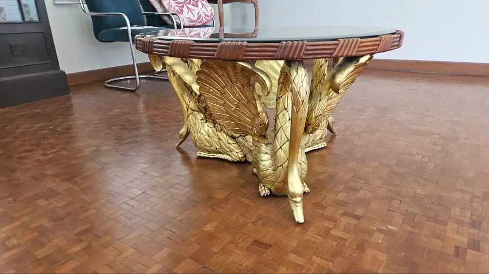 Meja Kopi Antik Ukiran Angsa Emas dengan Kaca – Unik & Mewah