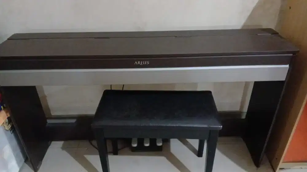 Dijual piano merk yamaha type arius.