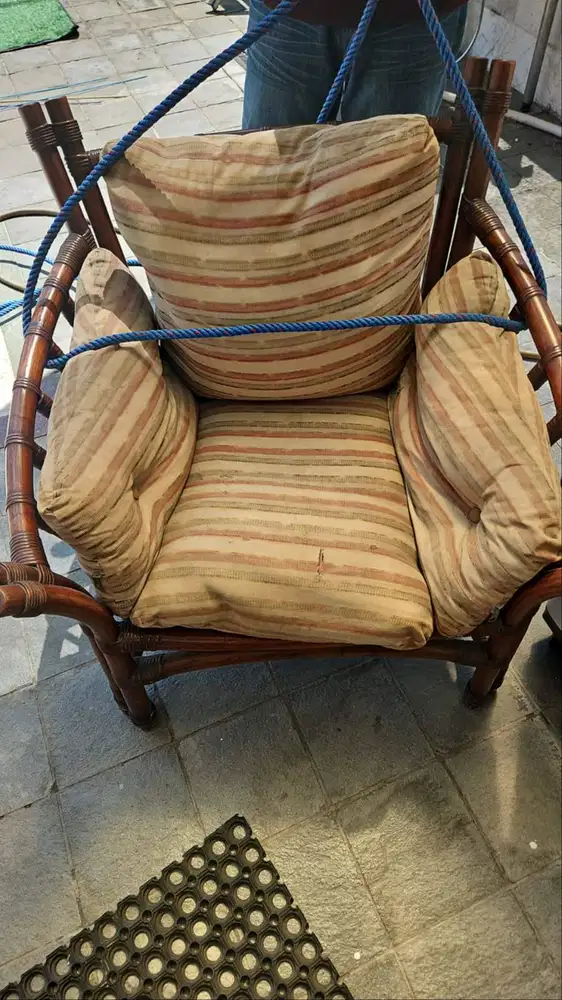 Kursi Rotan Vintage dengan Bantal Garis – Gaya Tropis Santai