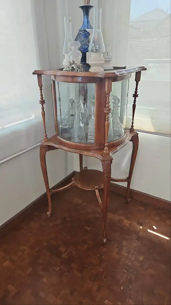 Lemari Antik Prancis Vitrine Kayu Lengkung Kaca Asli (Tanpa isi)