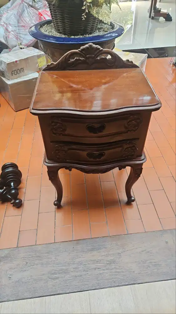 Nakas Antik Gaya Prancis – Kayu Solid Ukiran Klasik