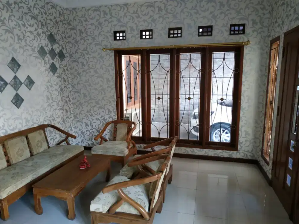 Disewakan rumah 2 lantai Mekar Wangi. Lokasi depan, dekat Yogya Mekar Wangi. Dalam cluster.