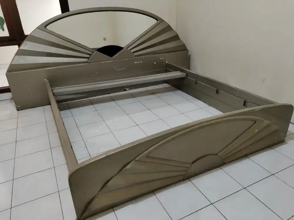 Ranjang spring bed bekas pakai.