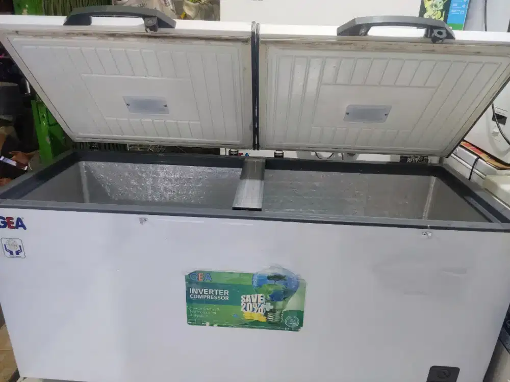 Freezer box merek Gea kapasitas 600 liter