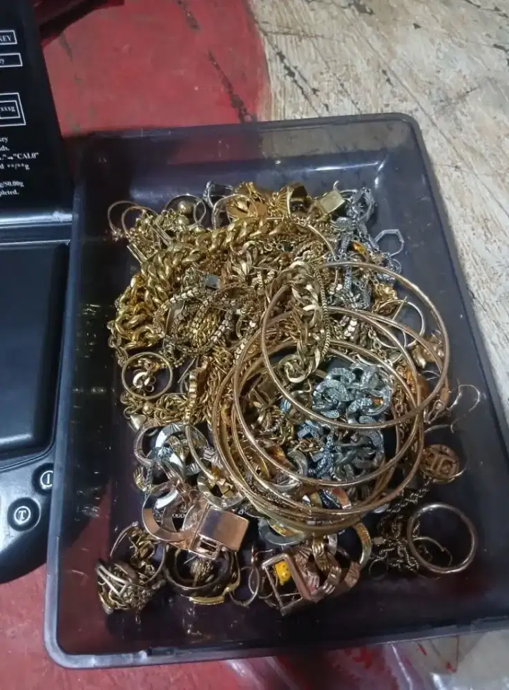 Menerima jual beli emas tampa surat dari tokoh lain