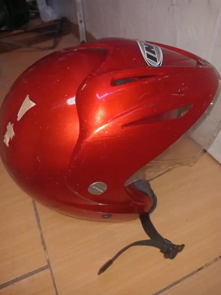 Helmet / helm ( warna merah )
