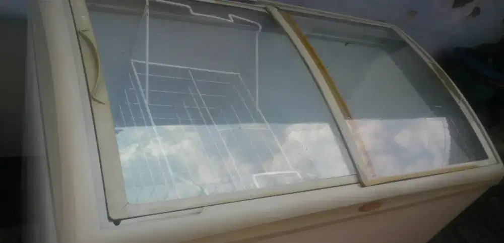 Freezer box sleding kaca